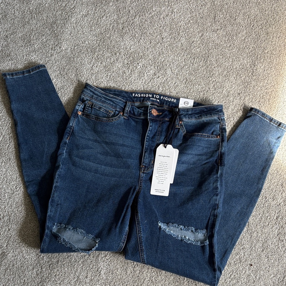 Fashion to Figure Women's Distressed Blue Skinny Jeans, size 14.      (86)